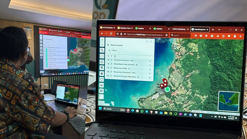The AP Hub team showcased the latest prototype of Map4Mangrove’s dashboard and its practical applications for mangrove monitoring. | Photo: Tony Liong / Open Mapping Hub - Asia Pacific